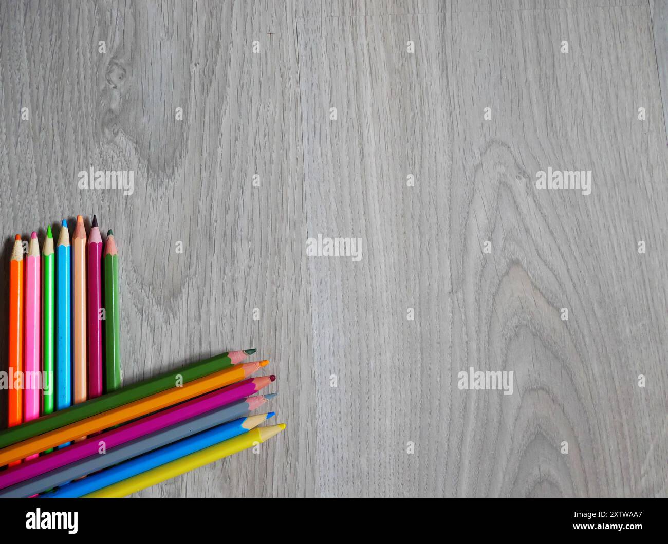 Foto di matite colorate su sfondo in legno per attività creative Foto Stock