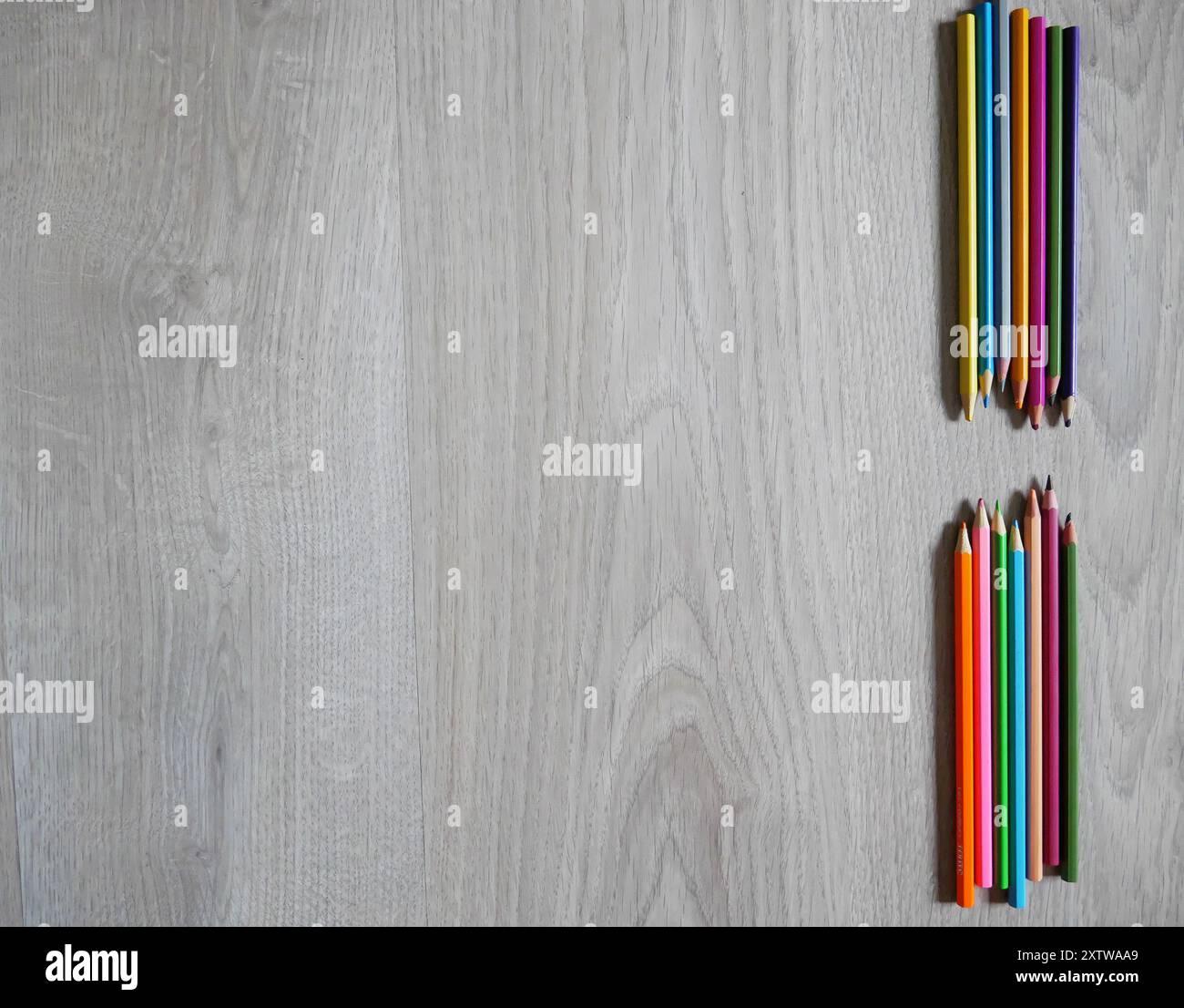 Foto di matite colorate su sfondo in legno per attività creative Foto Stock