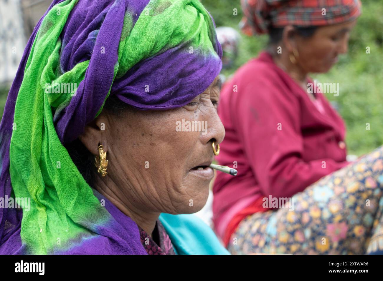 Venditori Radi-Pakhi presso Haat Bazaar Khandbari, distretto di Sankhuwasabha. Radi Pakhi è un tappeto di lana di pecora intrecciato a mano, la cultura più ambita ma morente. Foto Stock