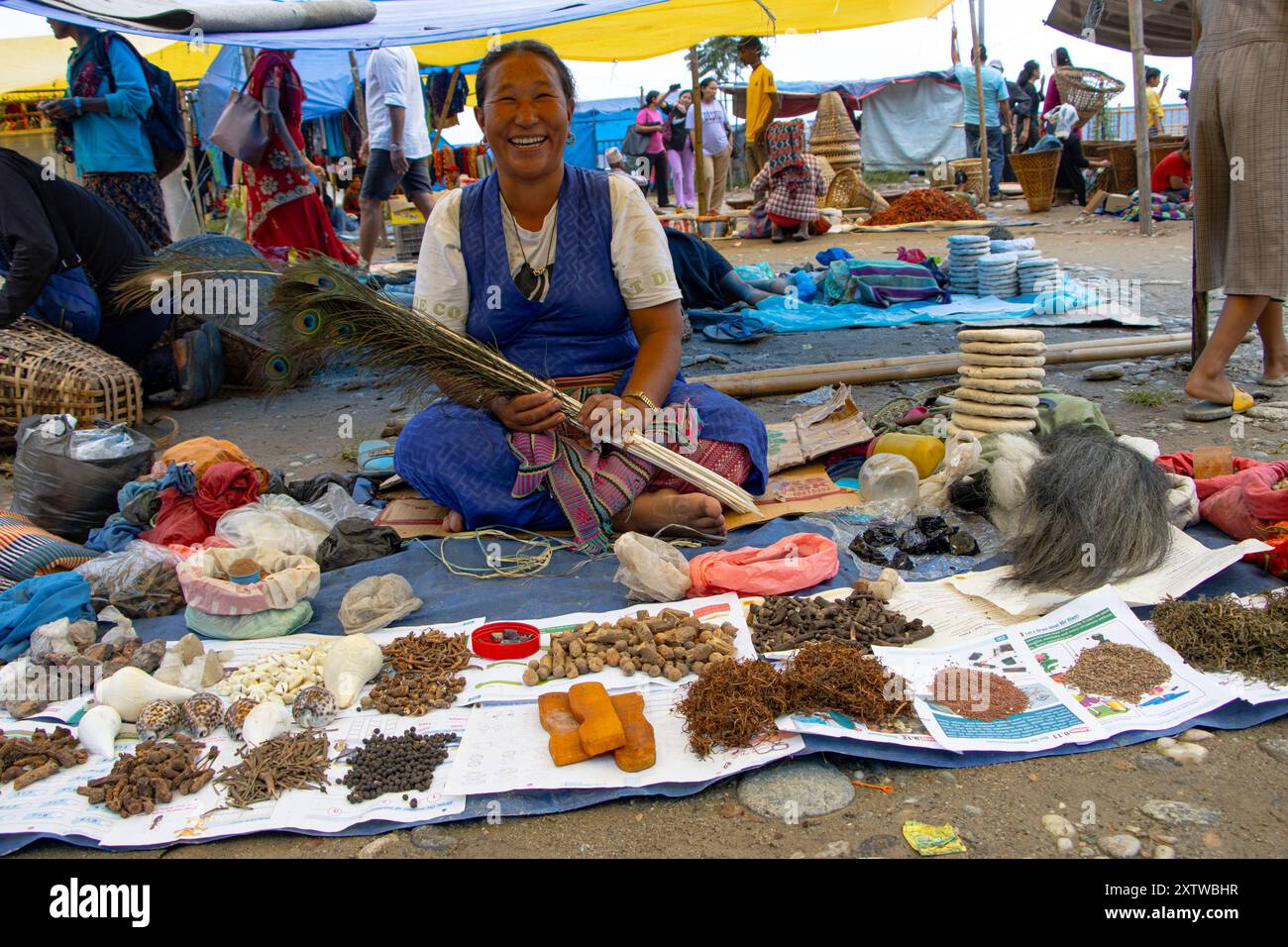 Una donna sherpa della zona di Makalu vende erbe medicinali e spezie al Haat Bazaar di Khandbari, nel distretto di Sankhuwasabha. Nepal. Foto Stock