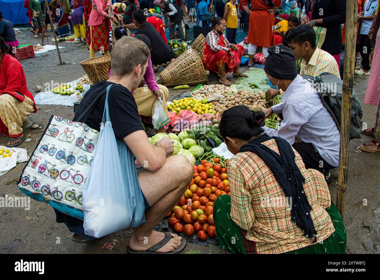 Venditori di verdure di Haat Bazaar a Khandbari, distretto di Sankhuwasabha, Nepal Foto Stock