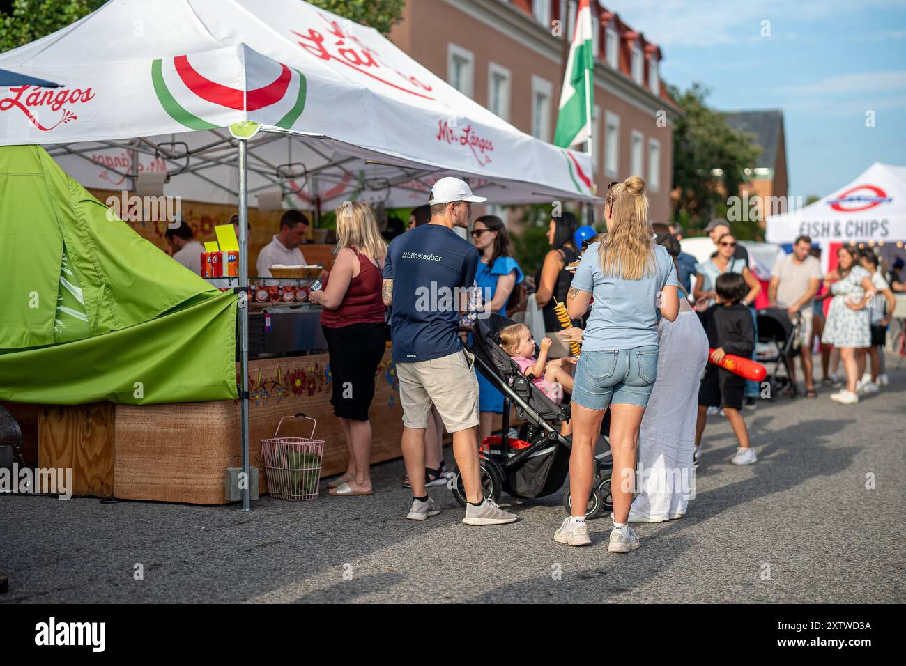 La gente si diverte al mercato del festival internazionale del cibo durante la festa di agosto 2024. La festa di agosto è un evento annuale che si tiene a Norrköping, in Svezia Foto Stock