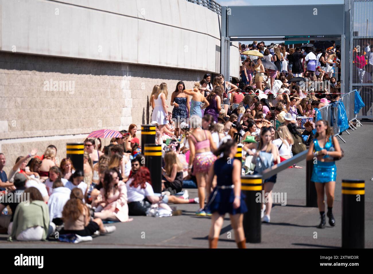 Gli Swifties fanno la fila fuori dal Wembley Stadium, nel nord-ovest di Londra, prima della seconda notte nell'ultima corsa dei concerti del Taylor Swift Eeras Tour. Data foto: Venerdì 16 agosto 2024. Foto Stock