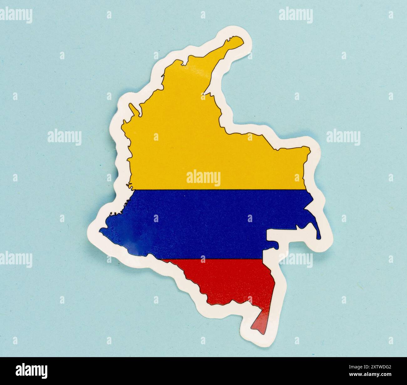 Mappa della Colombia con colori bandiera su sfondo azzurro Foto Stock