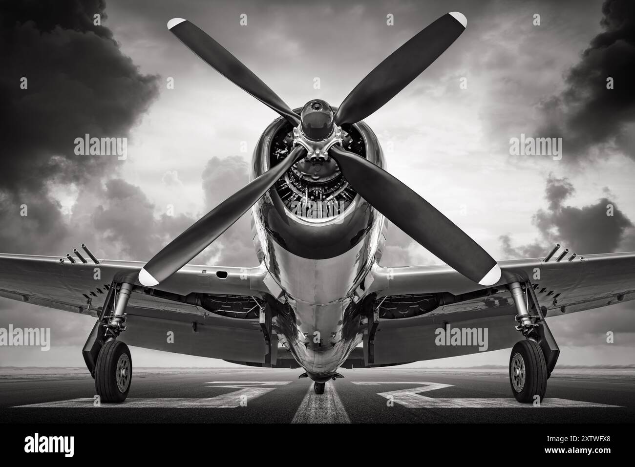 storico aereo da caccia su una pista Foto Stock