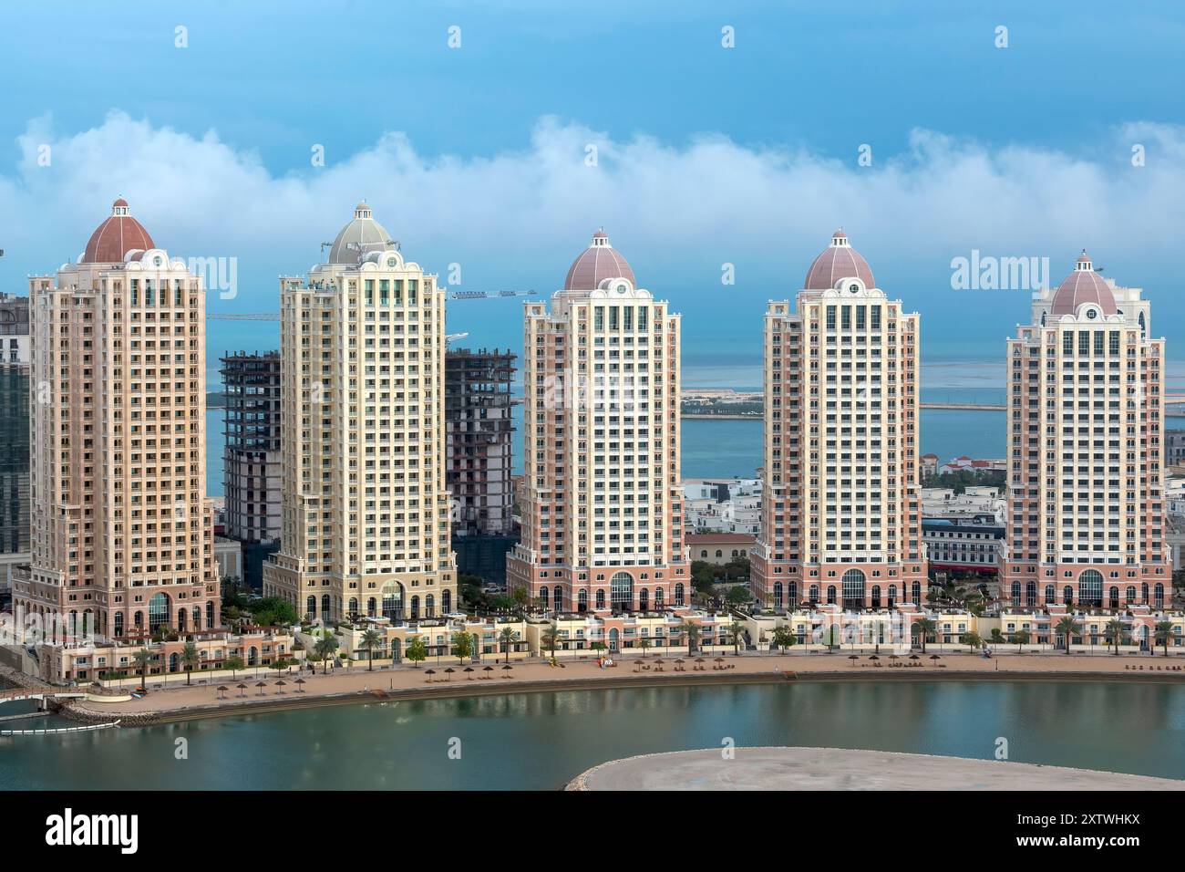 Viva Bahriya edifici residenziali nel Pearl Qatar, un'isola artificiale a Doha Foto Stock