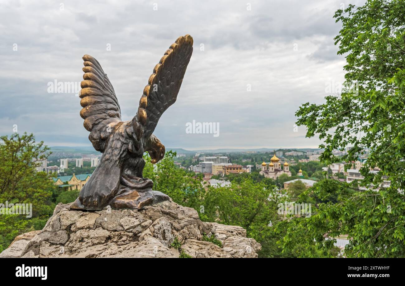 Antica scultura "Aquila che tormenta un serpente" sullo sfondo della città di Pyatigorsk, Russia Foto Stock