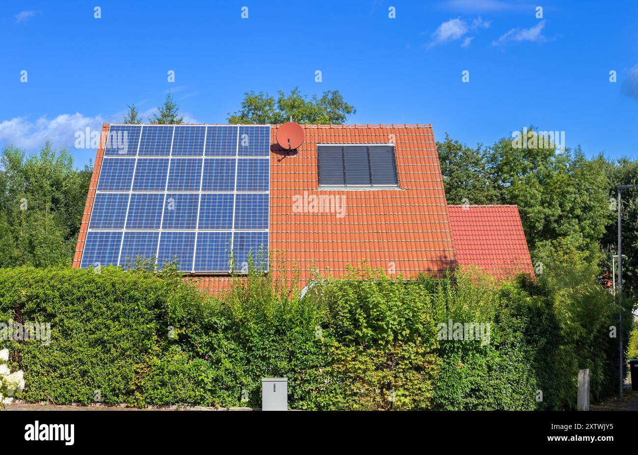 Pannelli fotovoltaici. Case ecologiche con moderni pannelli solari sul tetto: Soluzioni energetiche efficienti per un futuro sostenibile Foto Stock