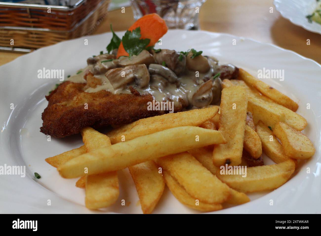 Cucina tedesca: wiener schnitzel (cotoletta) con salsa di funghi a Rüdesheim am Rhein, Germania Foto Stock