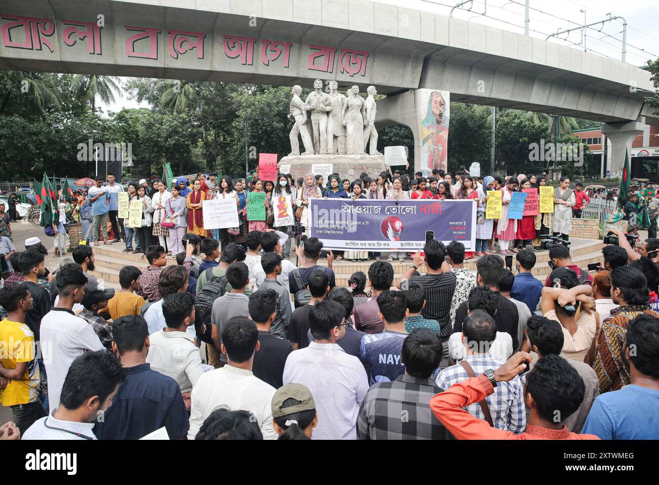 Protesta internazionale contro lo stupro a Dacca gli studenti del Bangladesh tengono cartelli durante una protesta per condannare lo stupro e l'omicidio di un medico tirocinante post-laurea. Dacca, Bangladesh, 16 agosto 2024. Dhaka Distretto di Dhaka Bangladesh Copyright: XHabiburxRahmanx Foto Stock