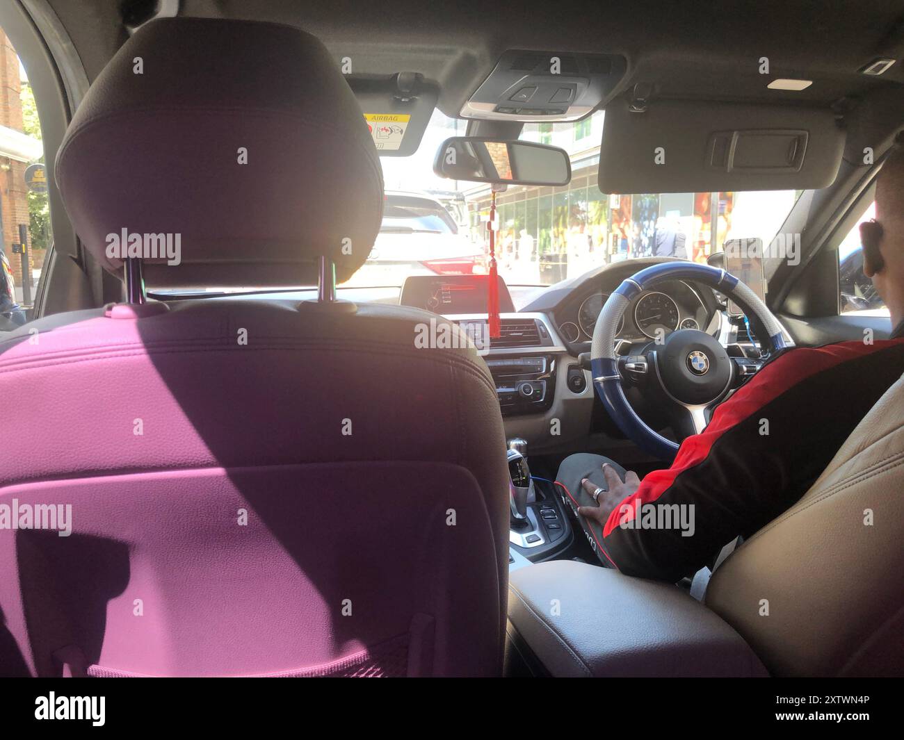 Inghilterra, Londra, Wembley, un'auto a noleggio privata, un viaggio comodo e agevole lungo le strade di Londra. Foto Stock