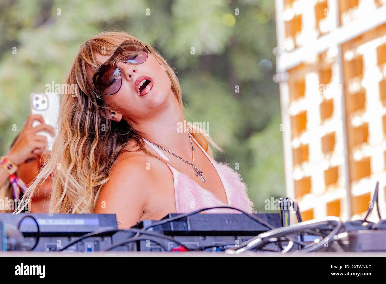 Ungheria 12 agosto 2024 Victoria - Maneskin bassista suona un DJ set - dal vivo allo Sziget Festival di Budapest © Andrea Ripamonti / Alamy Foto Stock