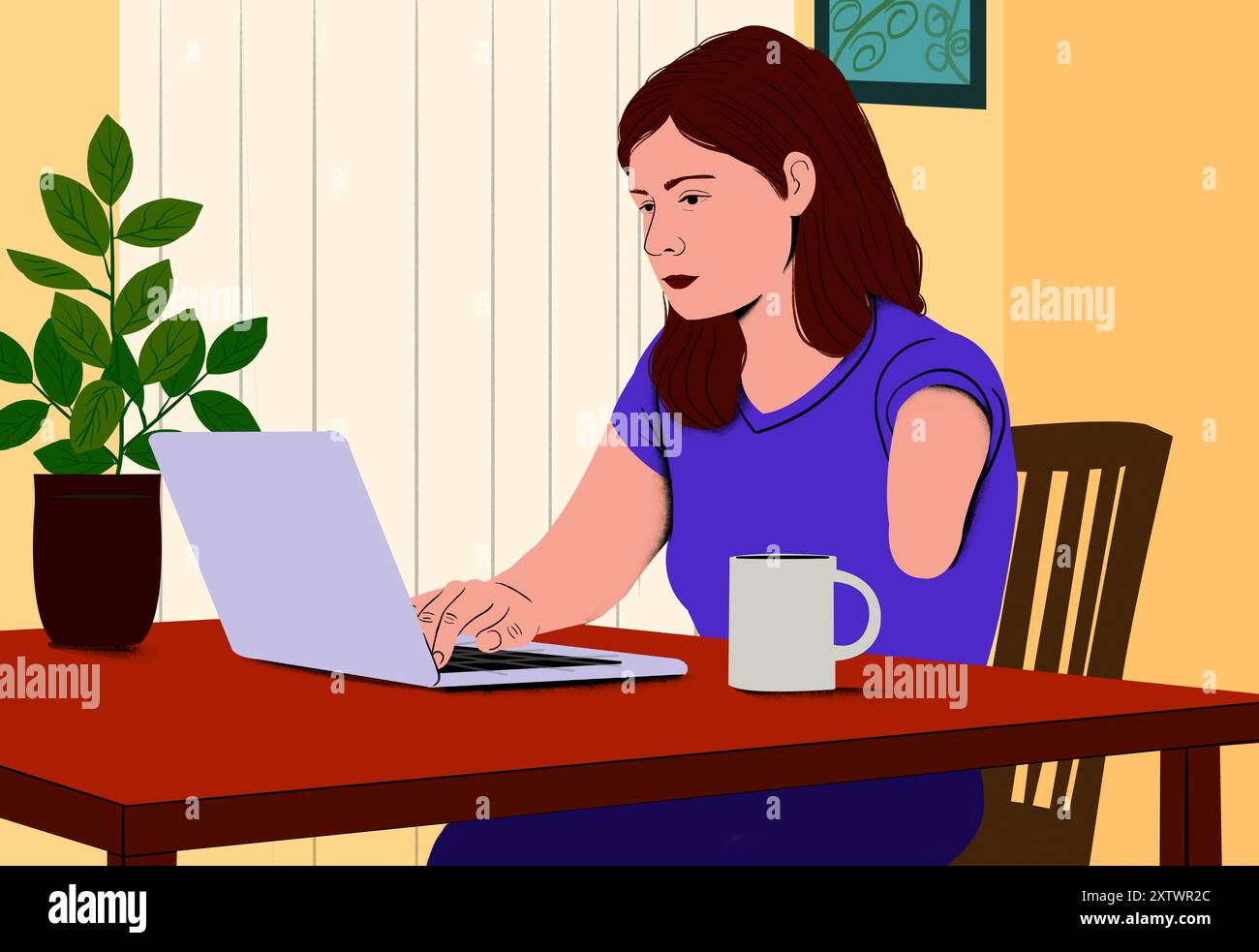 Una donna con una differenza di arto seduta a una scrivania si è concentrata sulla digitazione sul suo laptop con una tazza di caffè e una pianta interna accanto a lei. Foto Stock