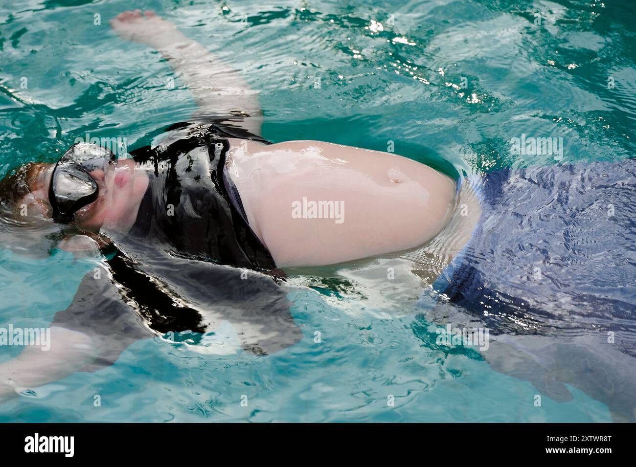 spruzzi, sole, acqua, dinamica, dinamismo, bordo, energia, divertimento, entusiasmo, libero, rischi, divertimento, divertimento, gag, gioco, piscina Foto Stock