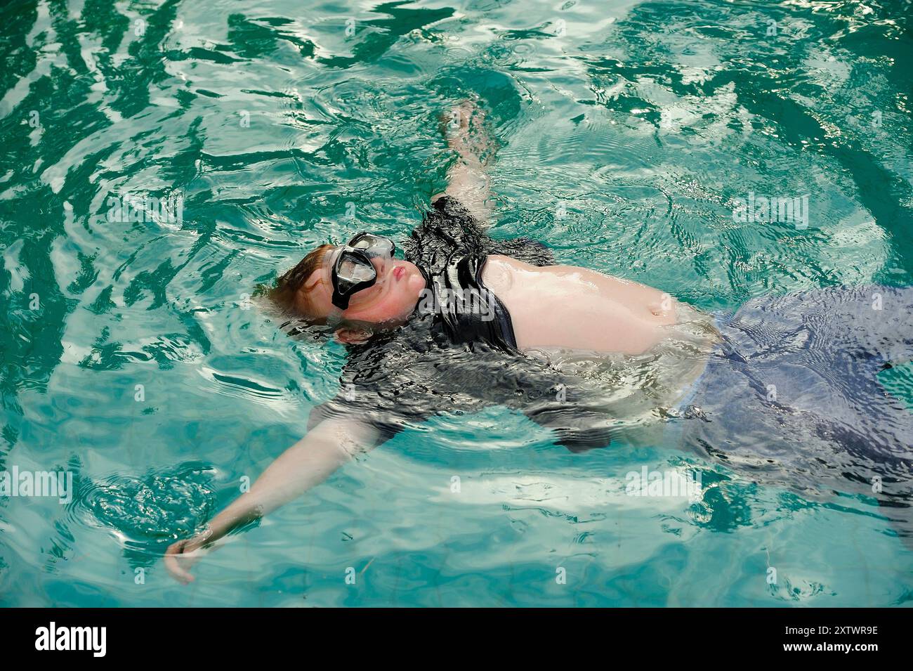 spruzzi, sole, acqua, dinamica, dinamismo, bordo, energia, divertimento, entusiasmo, libero, rischi, divertimento, divertimento, gag, gioco, piscina Foto Stock