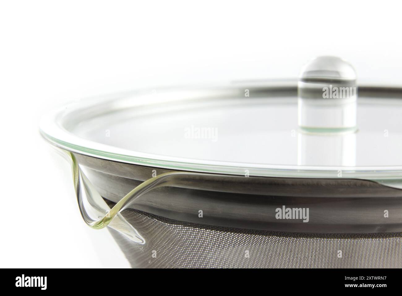 Una teiera con un grande filtro per il tè su sfondo bianco Foto Stock