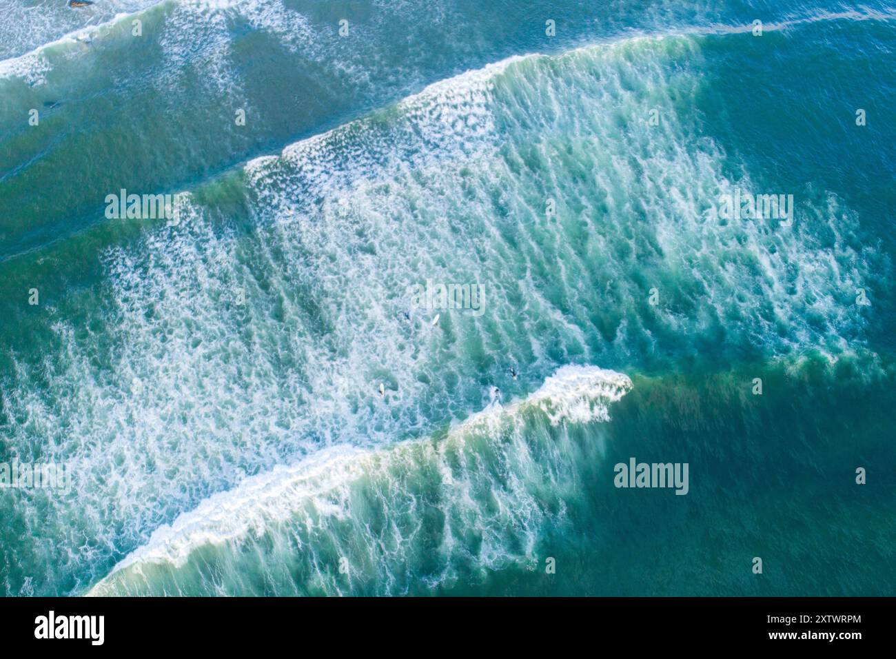 Onde oceaniche e tavole da surf: Scena di surf da prospettiva aerea. Fotografia zenithal drone, concetto di sport estivo. Sfondo delle vacanze Foto Stock