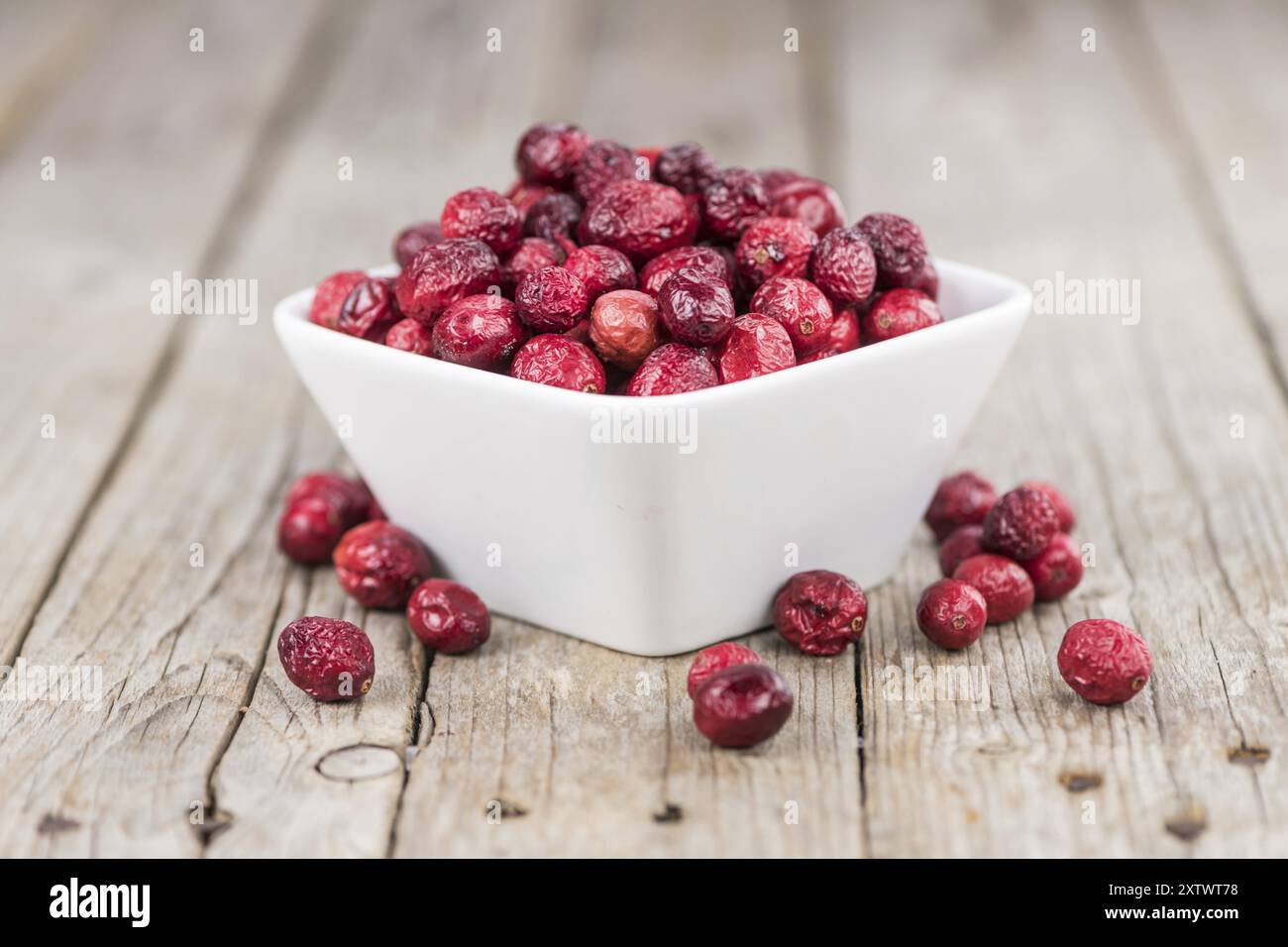 Mirtilli rossi secchi su un vecchio tavolo di legno (messa a fuoco selettiva) Foto Stock