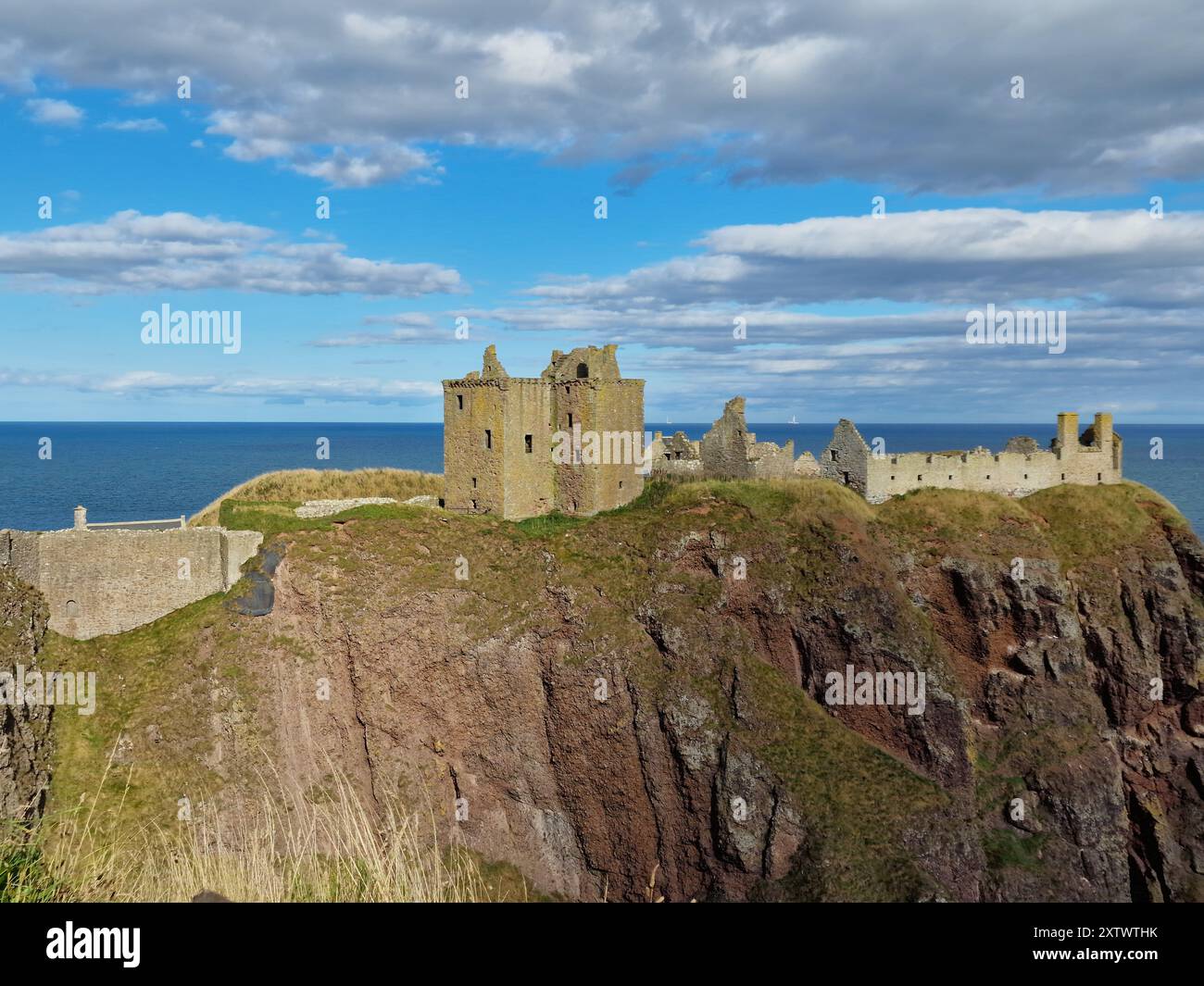 Dunnottar Castle è una fortezza medievale in rovina situata su un promontorio roccioso sulla costa nord-orientale della Scozia, a circa 2 miglia a sud di Stonehaven Foto Stock