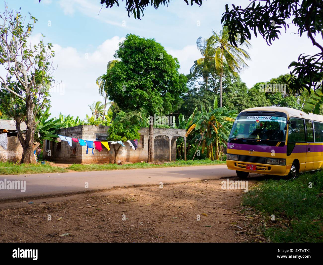 Kizimkazi, Zanzibar - Jan, 2021: Strada via villaggio africano sull'isola tropicale di Zanzibar. Tanzania. Africa. Foto Stock