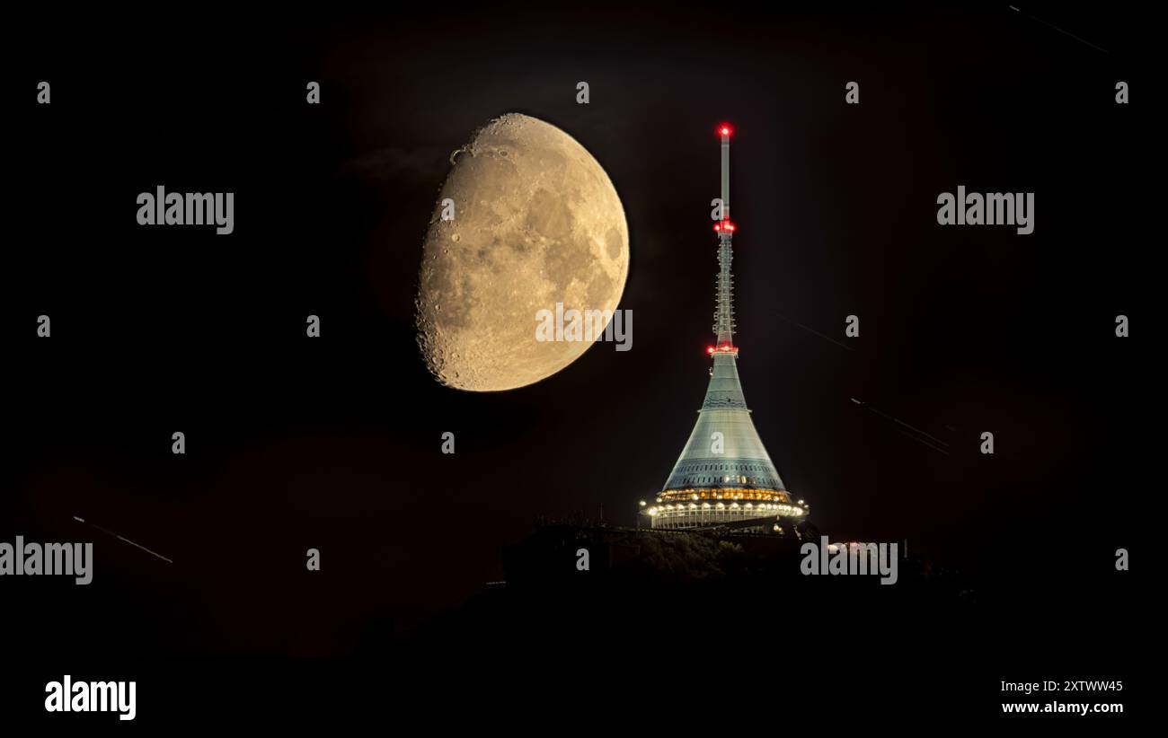 La luna è alle spalle di Jested, un incredibile e raro spettacolo notturno della città di Liberec, repubblica Ceca. Montagne di Jizerske e Liberec. La migliore fot Foto Stock