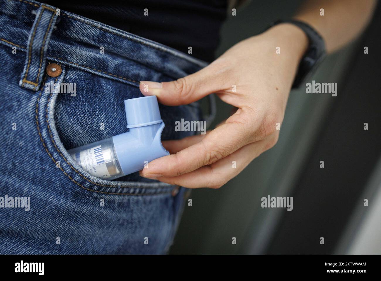 Eine person zieht ein Asthmaspray aus der Hosentasche a Berlino, 09.08.2024. Berlin Deutschland *** Una persona tira fuori uno spray d'asma dal suo pantaloni Foto Stock