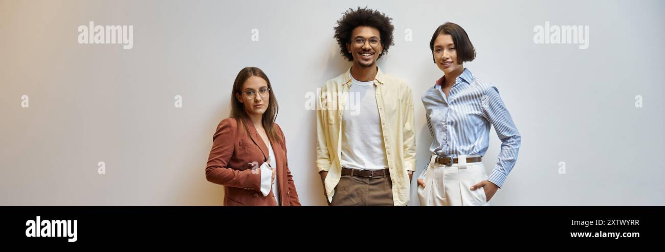 Tre diversi colleghi chiacchierano casualmente in un ambiente moderno. Foto Stock