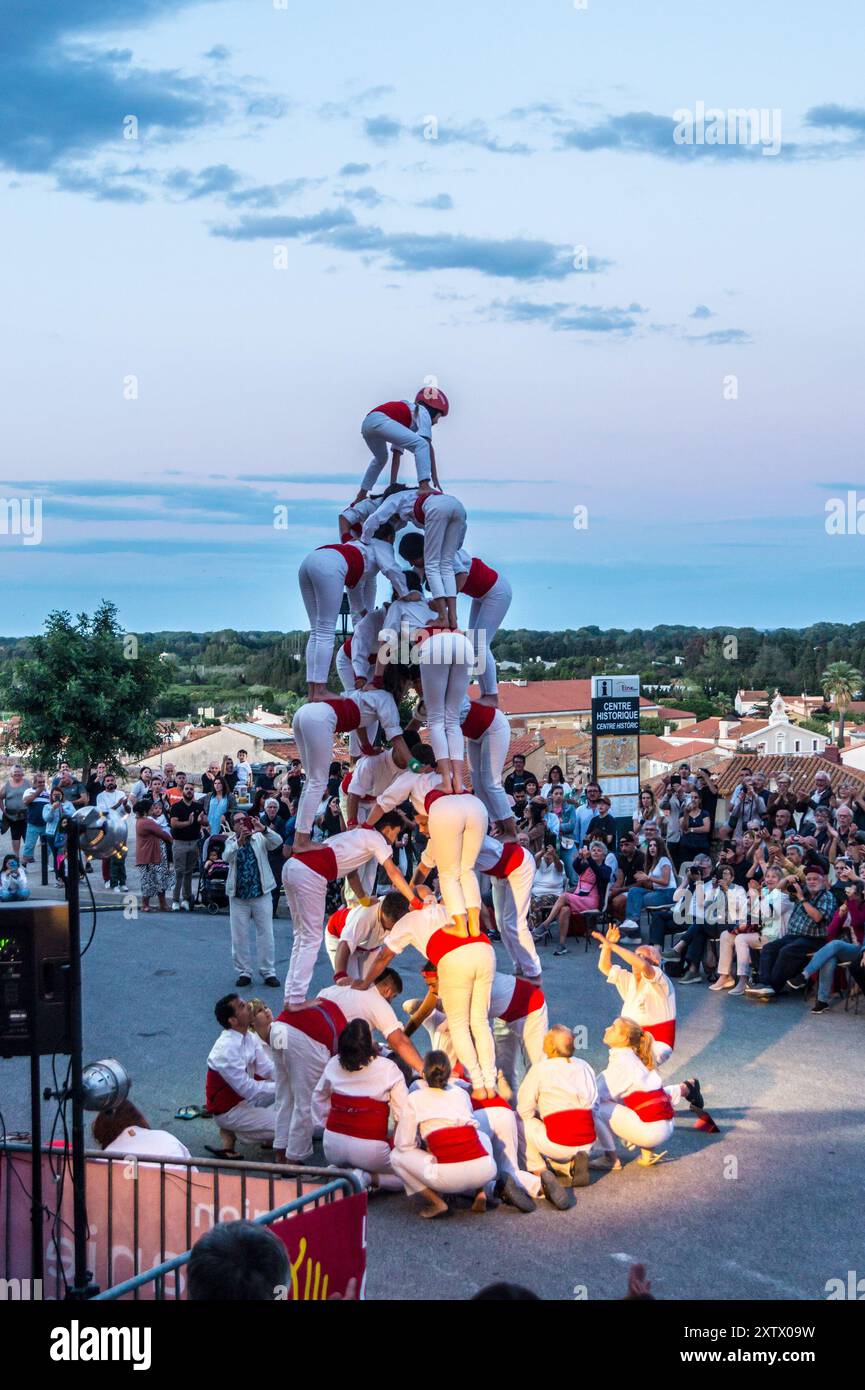 Falcons de Barcelona, team di piramidi umani al festival musicale Total Festum, Place des Garaffes, Elne, Pyrénées Orientales, Occitanie, Francia Foto Stock