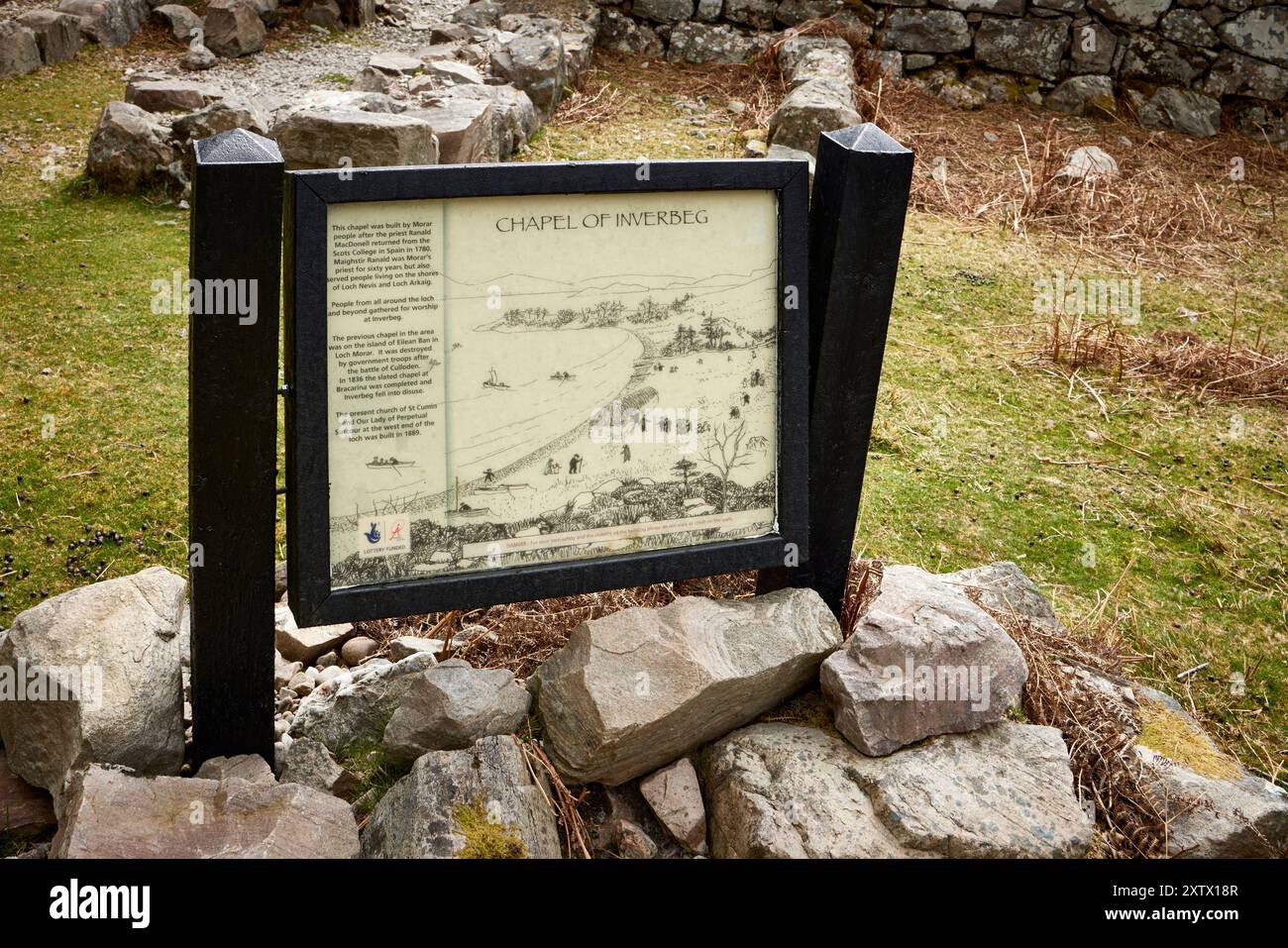 Lotteria finanziata e sostenuta da e circondata da pietra, una storia ben conservata della Cappella di Inverbeg sulla riva del Loch Morar. Mallaig, Scozia Foto Stock