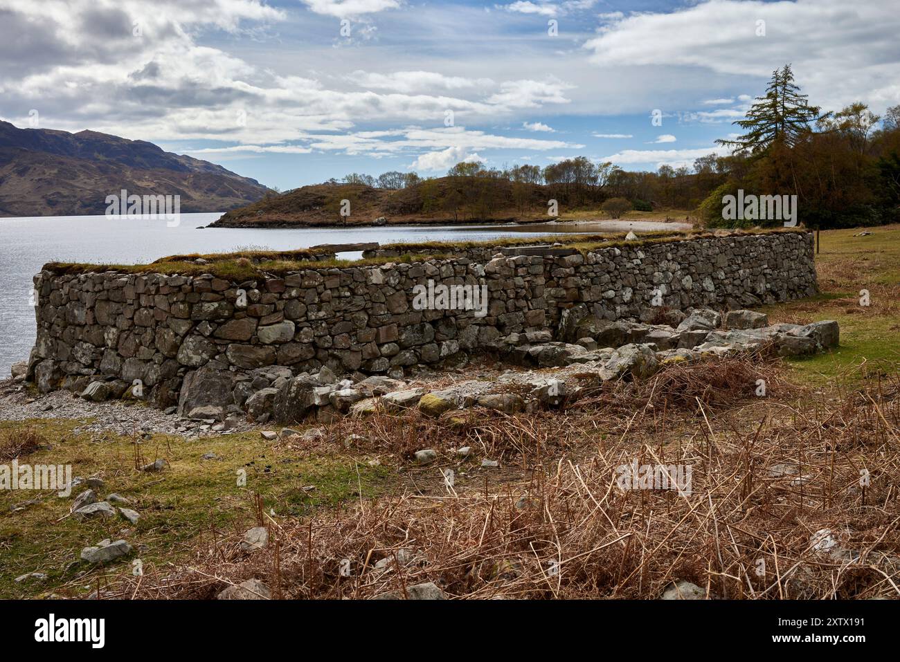 Adagiato sulla riva del lago Morar, i resti ben tenuti e senza tetto della storica Cappella di Inverbeg costruita in pietra da Morar, Mallaig, Scozia Foto Stock