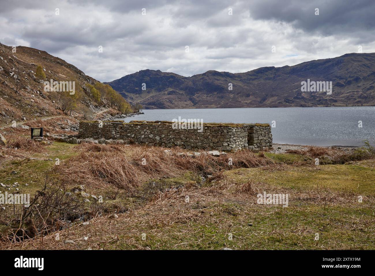 Adagiato sulla riva del lago Morar, i resti ben tenuti e senza tetto della storica Cappella di Inverbeg costruita in pietra da Morar, Mallaig, Scozia Foto Stock