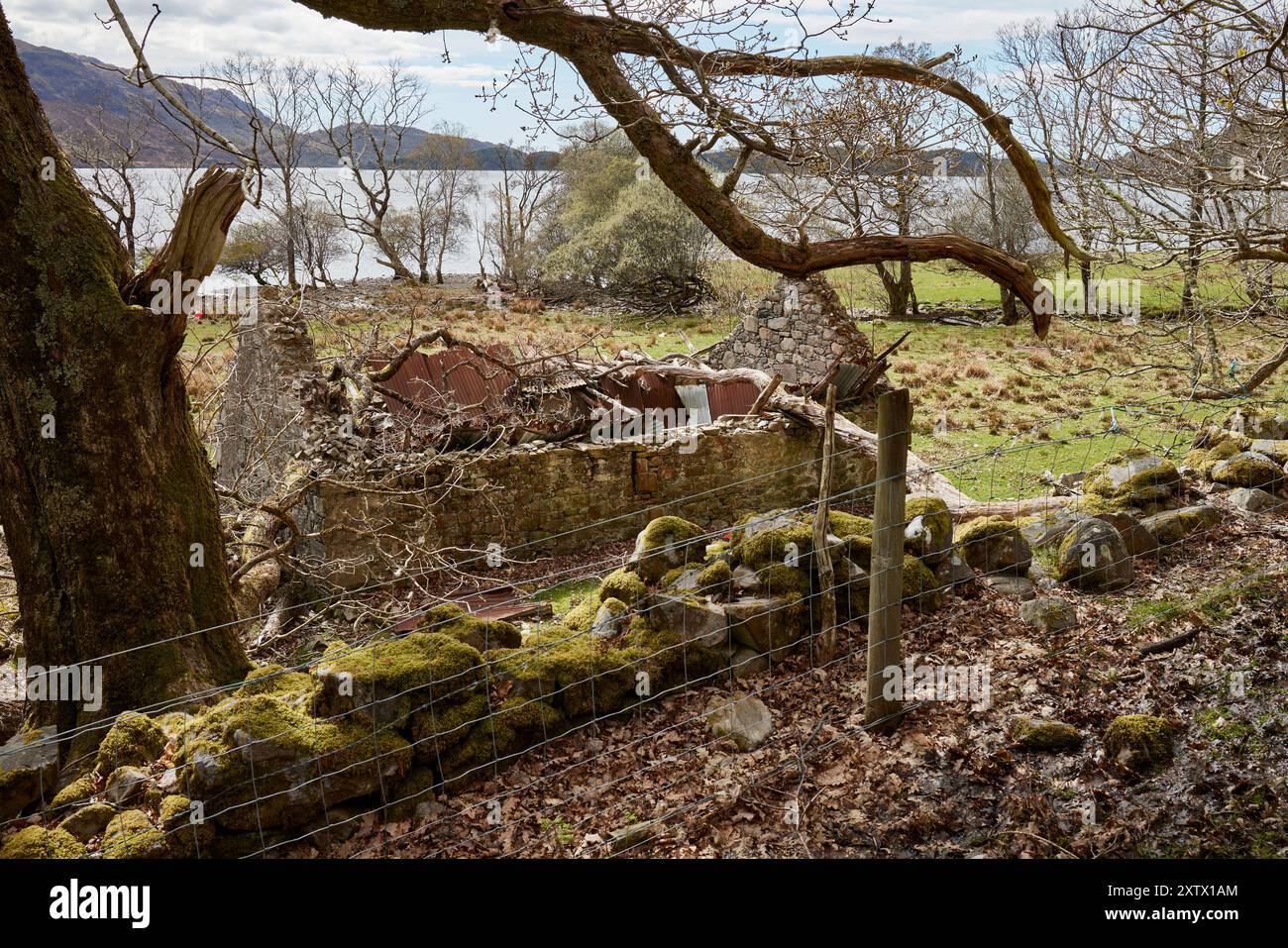 Fienile di pietra abbandonato sulla riva di Loch Morar, Mallaig, Scozia Foto Stock