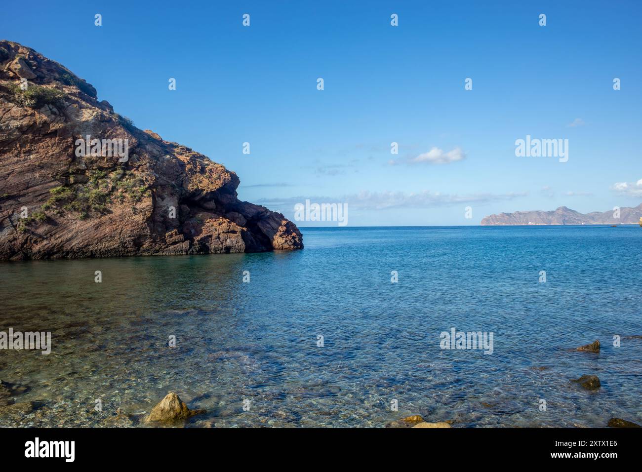 L'isola di Torrosa con una delle sue spiagge sulla costa di Cartagena, regione di Murcia, Spagna, in una tranquilla giornata estiva Foto Stock