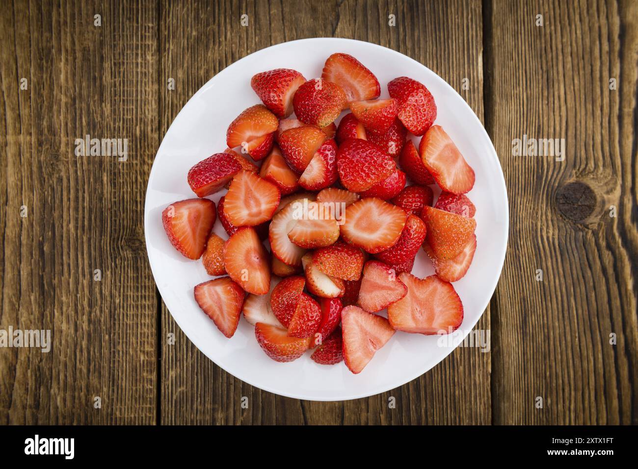 Fatta fresca fragole tagliate su un sfondo vintage come dettagliato di close-up shot Foto Stock