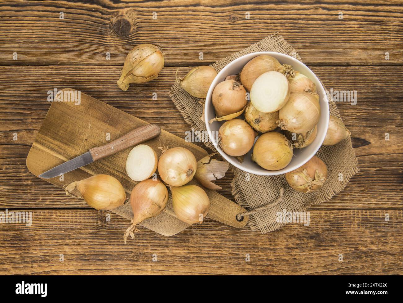 Cipolle bianche su un vecchio tavolo di legno come primo piano dettagliato, messa a fuoco selettiva Foto Stock