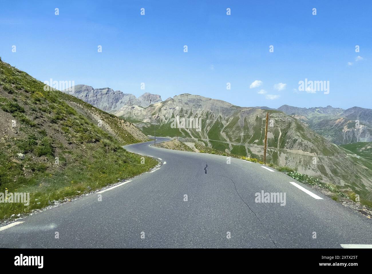 Strada di montagna dal col de la Bonette al col de Raspaillon in alta montagna sopra il confine degli alberi, Alpi francesi, Jausiers, Provence-Alpes-Cote d'Azur, Hautes Foto Stock
