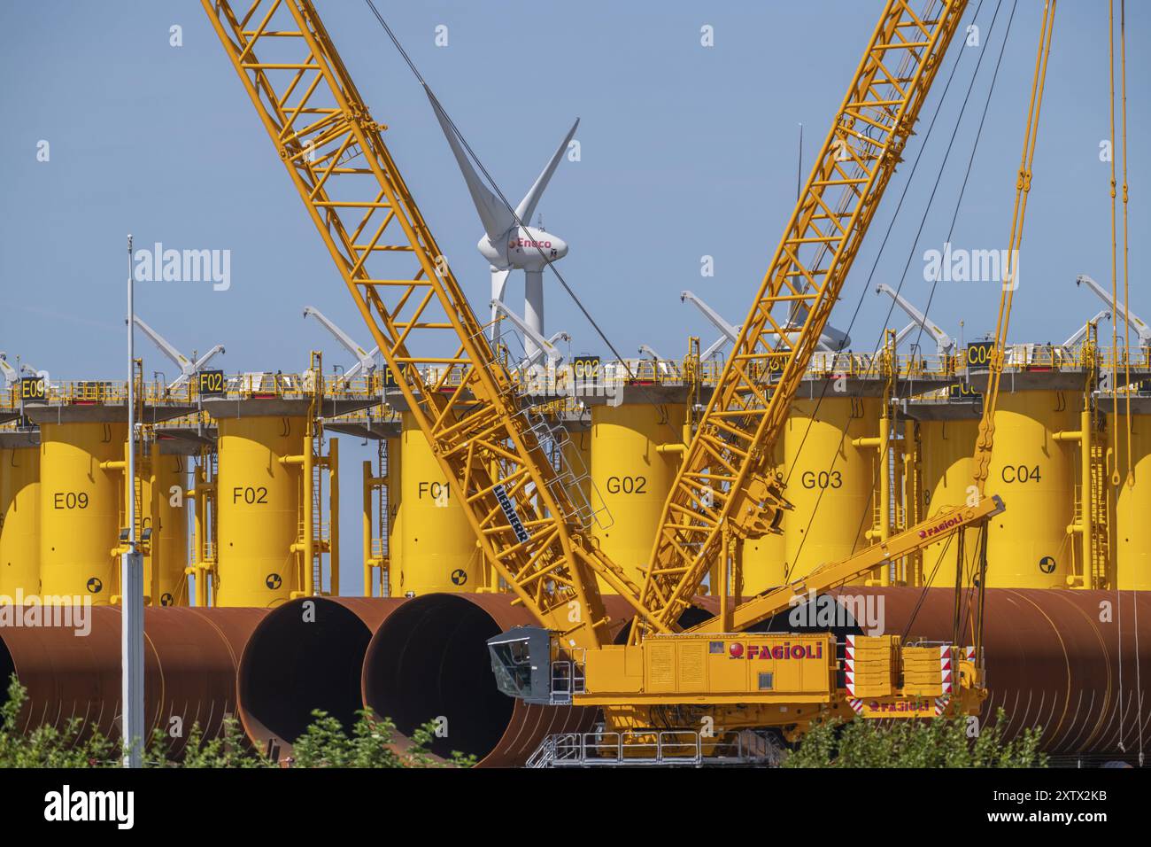 Centro di trasbordo per turbine eoliche offshore, trasportate qui dal produttore e poi spedite con navi speciali alla costruzione Foto Stock