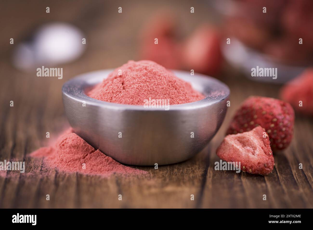 Fresche fragole fatta in polvere su un sfondo vintage come dettagliato di close-up shot Foto Stock