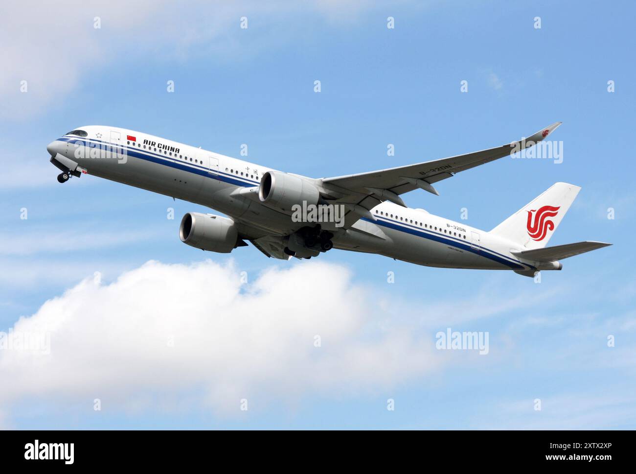 Un Airbus A350-900 di Air China parte dall'aeroporto di Londra Gatwick Foto Stock