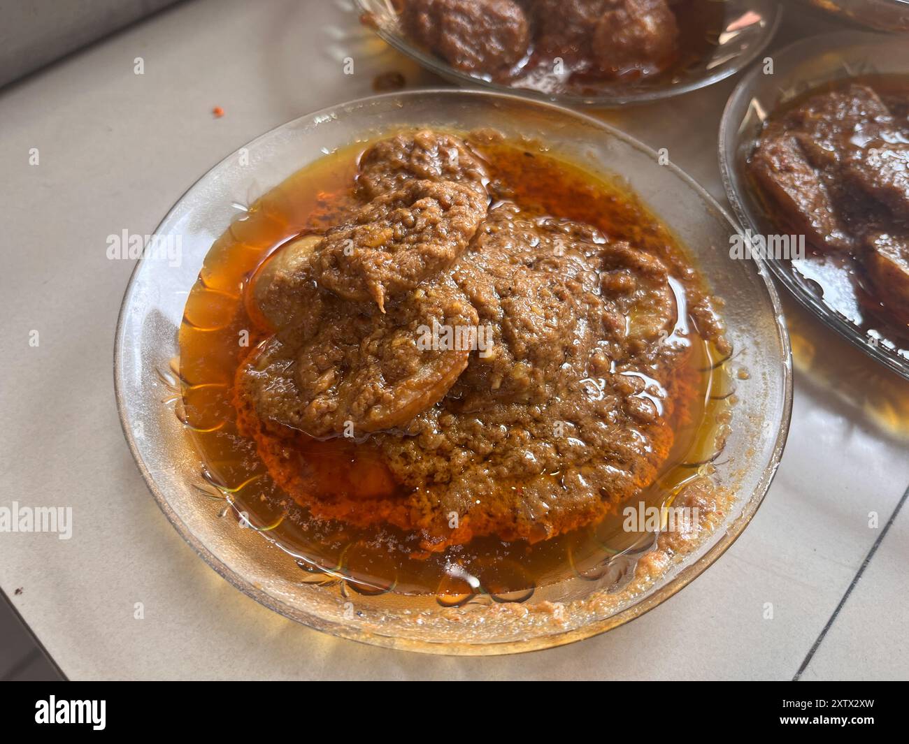 Rendang Jengkol o dogfruit bolliti in spezie e latte di cocco. Tradizionale cibo indonesiano, con un sapore piccante e saporito tipico di rendang e. Foto Stock