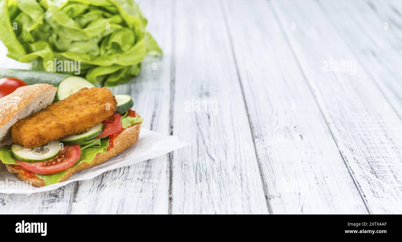 Schnitzel di pollo su un panino (messa a fuoco selettiva, primo piano dettagliato) Foto Stock