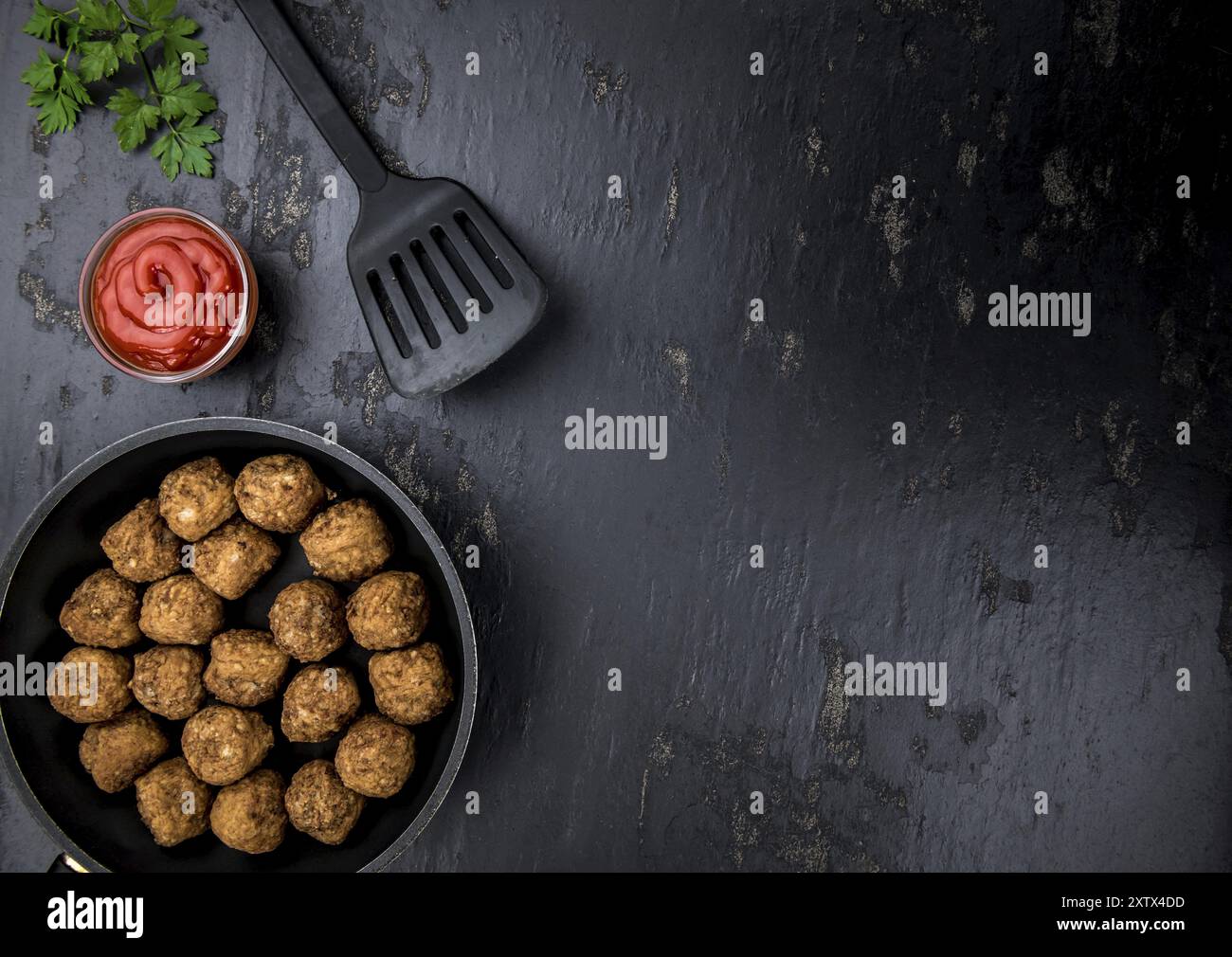Porzione di polpette fresche fatte in casa (messa a fuoco selettiva, primo piano) Foto Stock