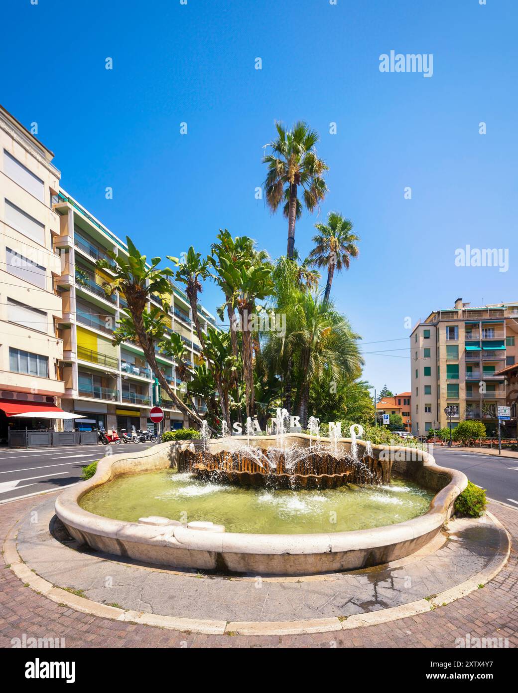 La famosa fontana nel centro di Sanremo, con il nome della città. Palme sullo sfondo Foto Stock