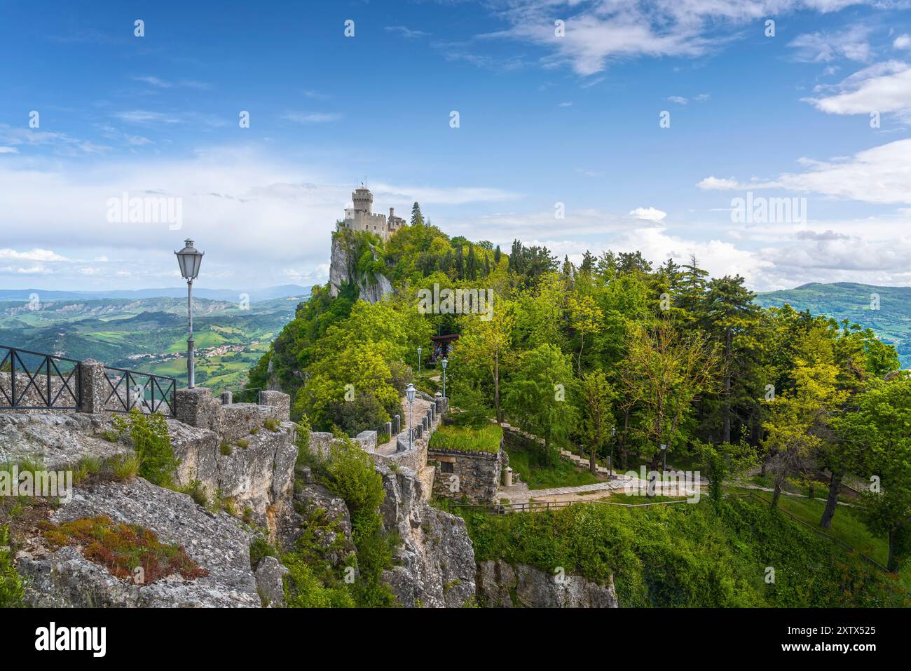 Repubblica di San Marino, seconda torre medievale di Fratta sulla scogliera e vista panoramica della Romagna Foto Stock