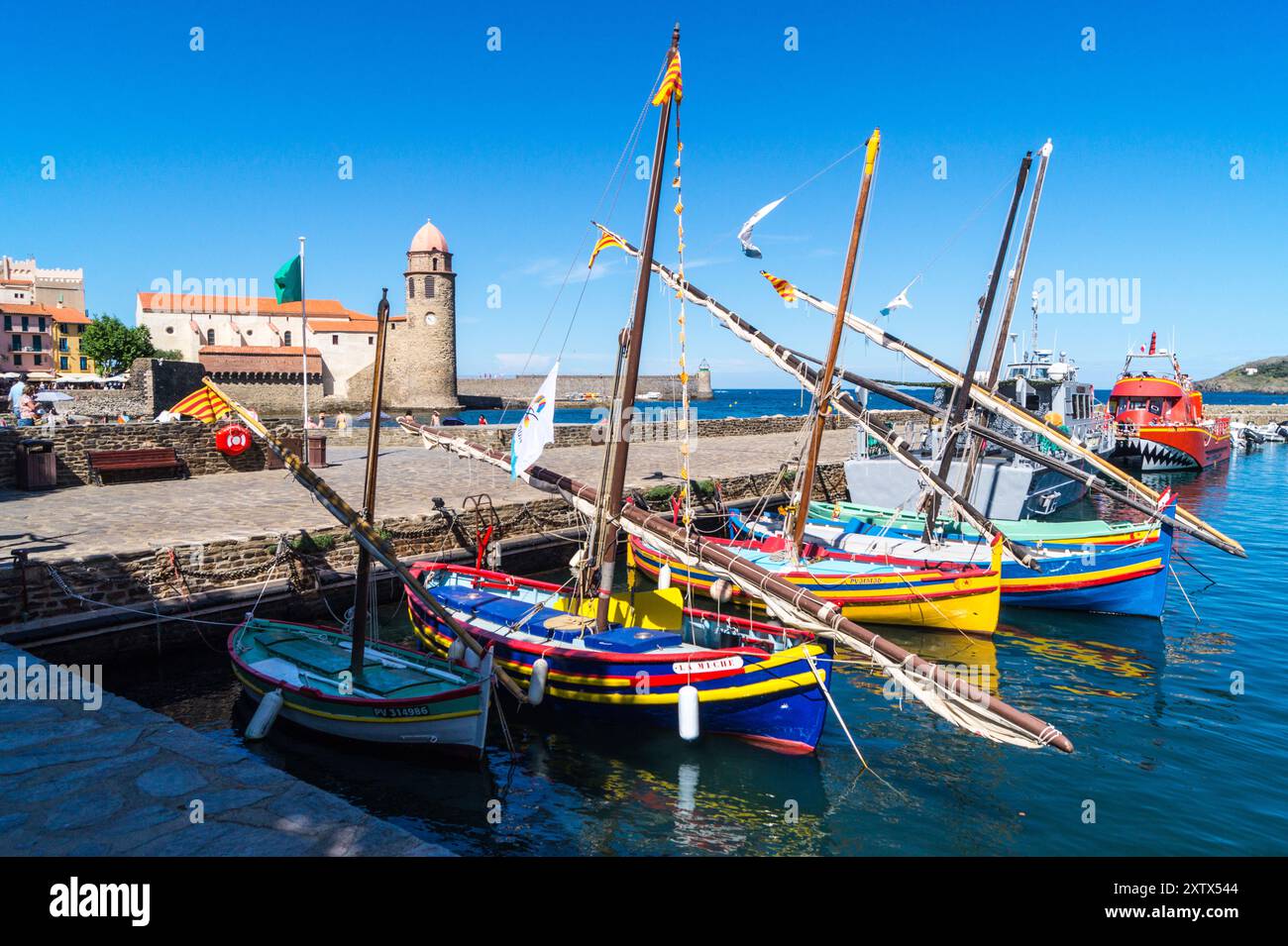 Barche da pesca tradizionali, chiesa di Notre-Dame ed ex faro, Collioure, Côte Vermeille, Pyrénées Orientales, Occitanie, Francia Foto Stock