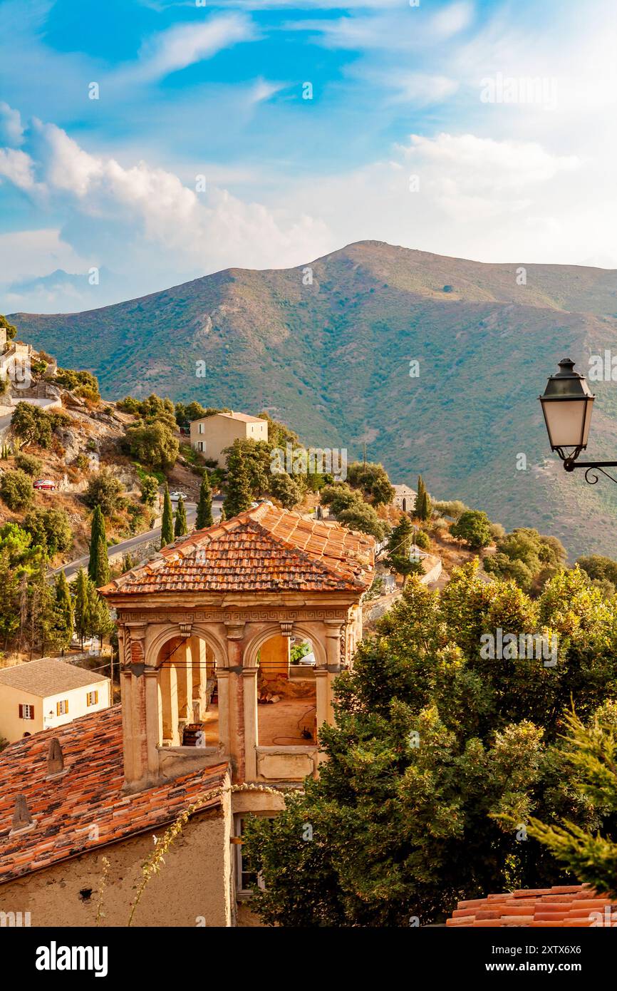Lama, una città collinare annidata tra le montagne. Balagne, Corsica, Francia. Lama, un pittoresco villaggio collinare a Balagne, Corsica. Foto Stock