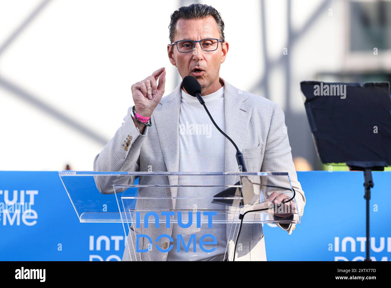 INGLEWOOD, LOS ANGELES, CALIFORNIA, USA - 15 AGOSTO: Il CEO di Intuit Sasan K. Goodarzi parla sul palco all'Intuit Dome Grand Opening - Ribbon Cutting Ceremony and Red Carpet tenutosi all'Intuit Dome il 15 agosto 2024 a Inglewood, Los Angeles, California, Stati Uniti. (Foto di Xavier Collin/Image Press Agency) Foto Stock