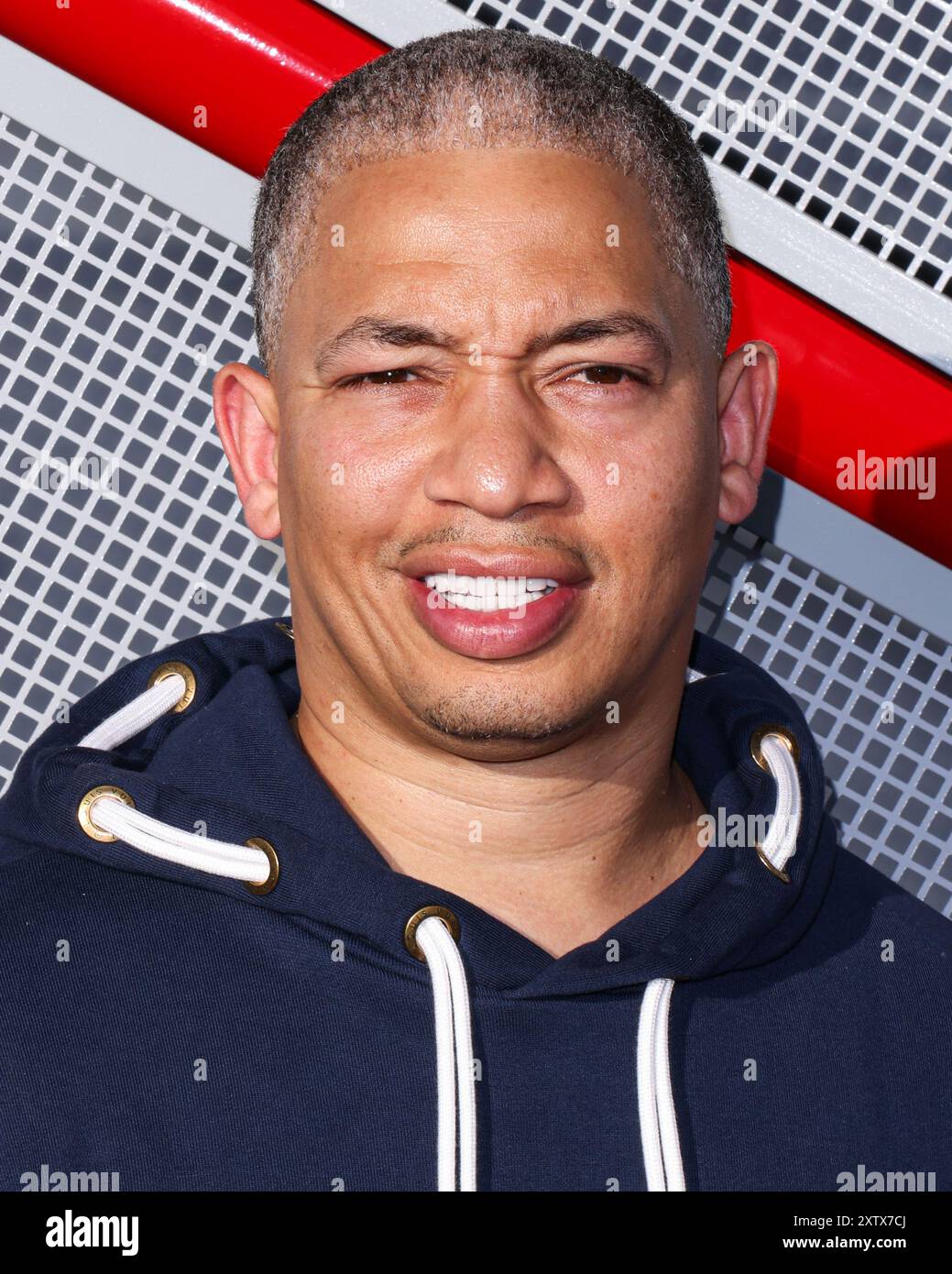 Inglewood, Stati Uniti. 15 agosto 2024. INGLEWOOD, LOS ANGELES, CALIFORNIA, STATI UNITI - 15 AGOSTO: allenatore professionista americano di basket ed ex giocatore, capo allenatore dei Los Angeles Clippers della National Basketball Association Tyronn Lue, arriva all'Intuit Dome Grand Opening - Ribbon Cutting Ceremony and Red Carpet, tenutosi all'Intuit Dome il 15 agosto 2024 a Inglewood, Los Angeles, California, Stati Uniti. (Foto di Xavier Collin/Image Press Agency) credito: Image Press Agency/Alamy Live News Foto Stock