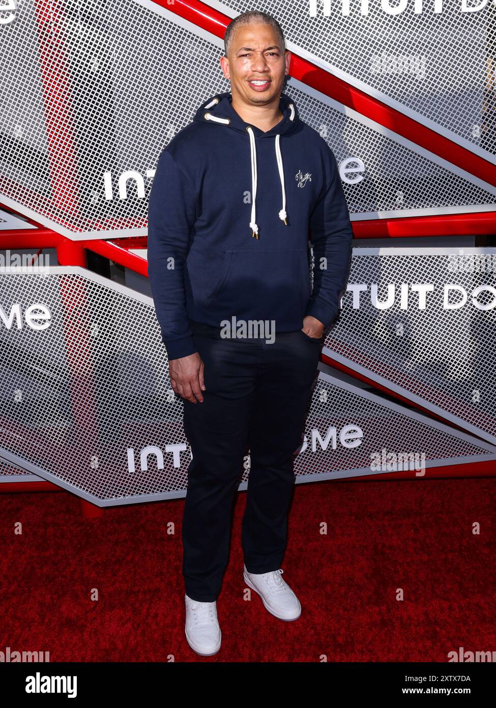 Inglewood, Stati Uniti. 15 agosto 2024. INGLEWOOD, LOS ANGELES, CALIFORNIA, STATI UNITI - 15 AGOSTO: allenatore professionista americano di basket ed ex giocatore, capo allenatore dei Los Angeles Clippers della National Basketball Association Tyronn Lue, arriva all'Intuit Dome Grand Opening - Ribbon Cutting Ceremony and Red Carpet, tenutosi all'Intuit Dome il 15 agosto 2024 a Inglewood, Los Angeles, California, Stati Uniti. (Foto di Xavier Collin/Image Press Agency) credito: Image Press Agency/Alamy Live News Foto Stock