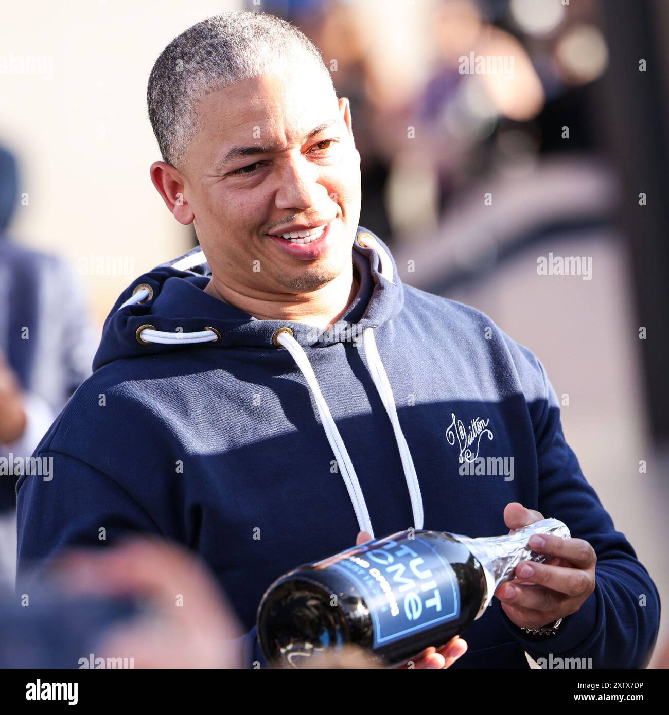 Inglewood, Stati Uniti. 15 agosto 2024. INGLEWOOD, LOS ANGELES, CALIFORNIA, STATI UNITI - 15 AGOSTO: allenatore professionista americano di basket ed ex giocatore, capo allenatore dei Los Angeles Clippers della National Basketball Association Tyronn Lue, arriva all'Intuit Dome Grand Opening - Ribbon Cutting Ceremony and Red Carpet, tenutosi all'Intuit Dome il 15 agosto 2024 a Inglewood, Los Angeles, California, Stati Uniti. (Foto di Xavier Collin/Image Press Agency) credito: Image Press Agency/Alamy Live News Foto Stock